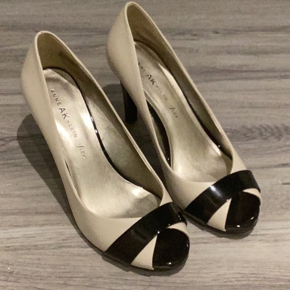 Cream and black high heels - Picture 1 of 4